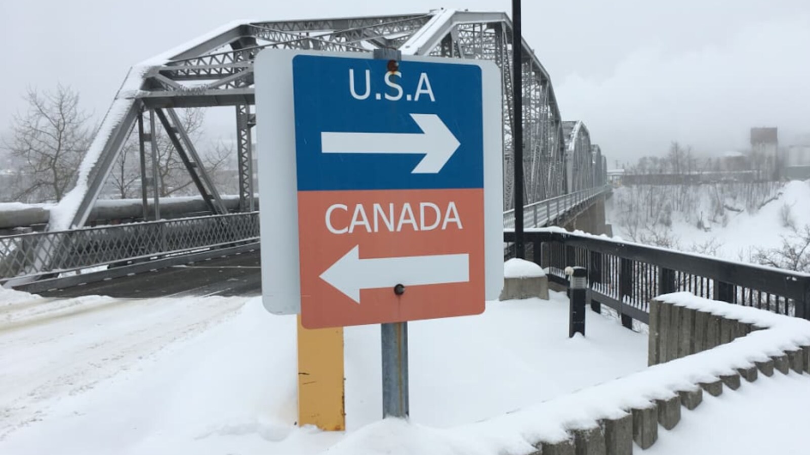 Le pont international qui relie le N.-B. et l'État du Maine sous la neige.