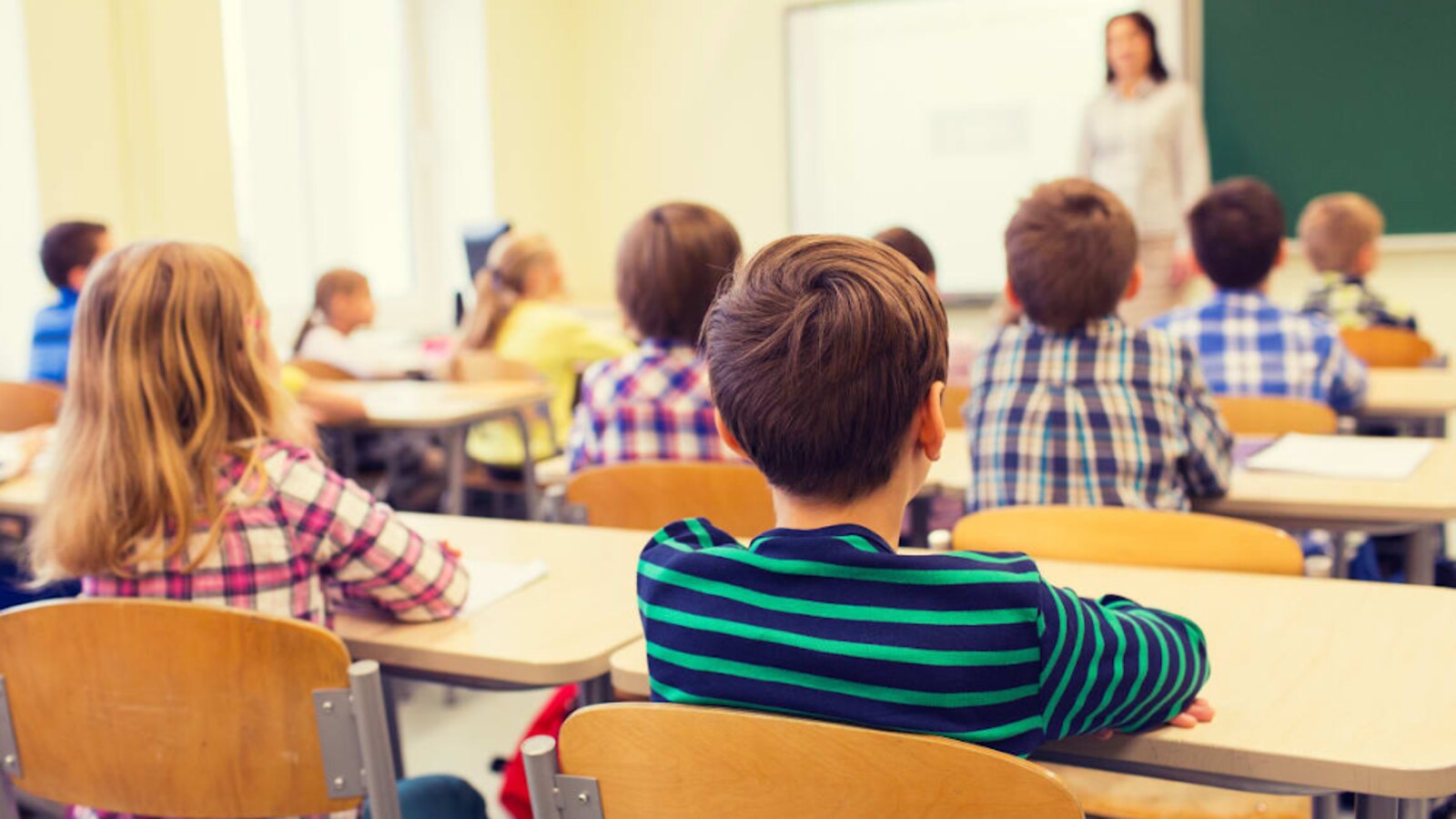 Des élèves dans une classe d'école.