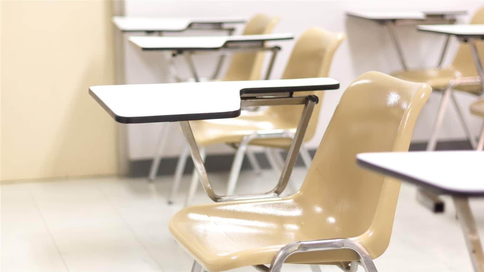 Des pupitres d’école avec appui pour le bras droit
