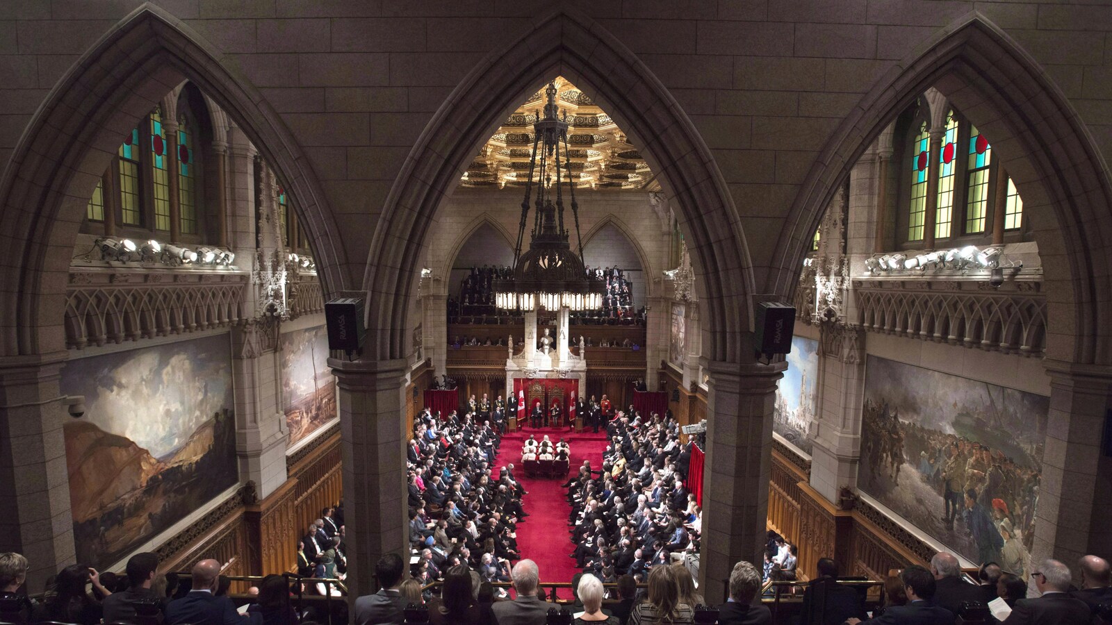 Des personnes sont rassemblées au Sénat canadien.
