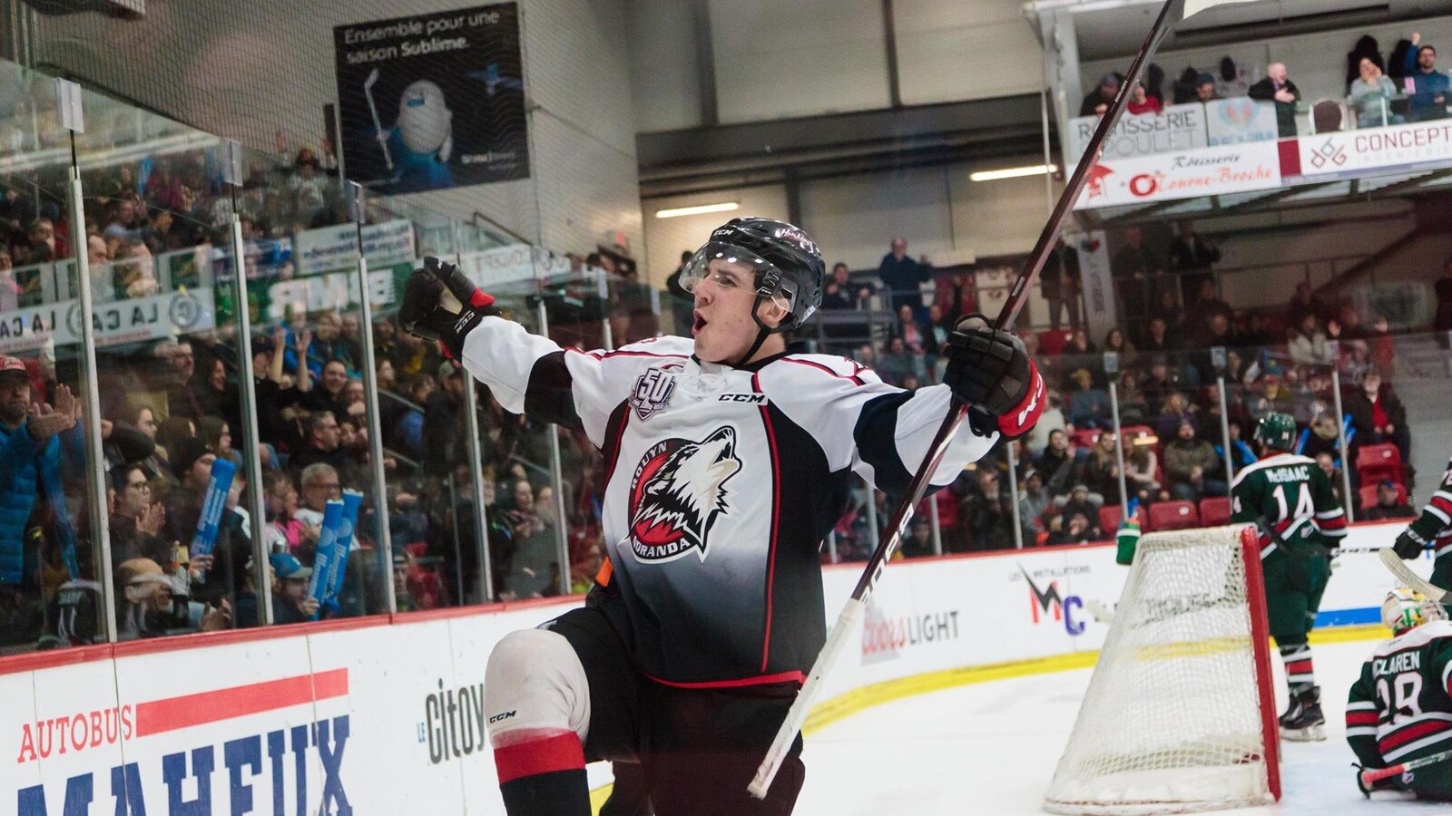 Un joueur de hockey célèbre un but.