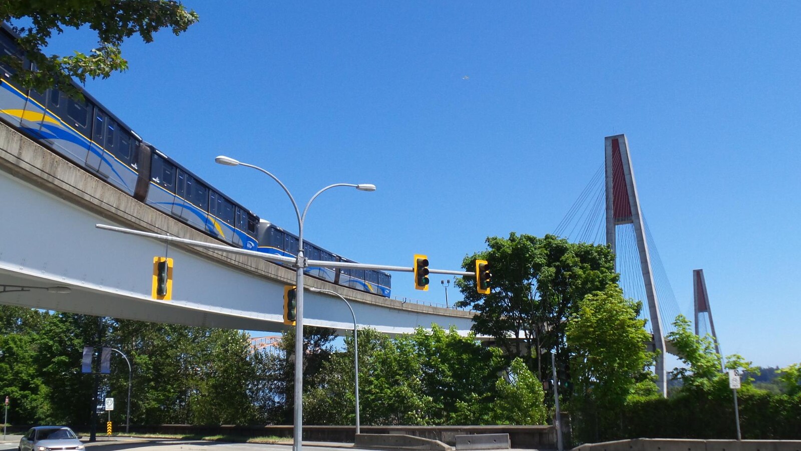 Le Skytrain, le métro aérien du Grand Vancouver approche le pont Skybridge qui relie New Westminster à Surrey.