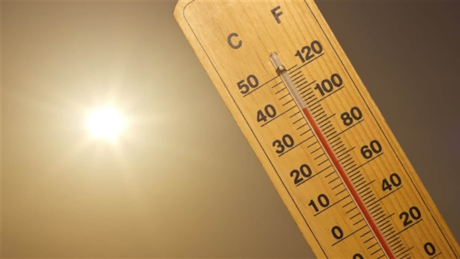 Un thermomètre indique une grande chaleur.