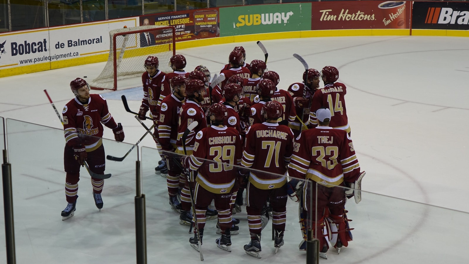 Une accolade de groupe de fin de match
