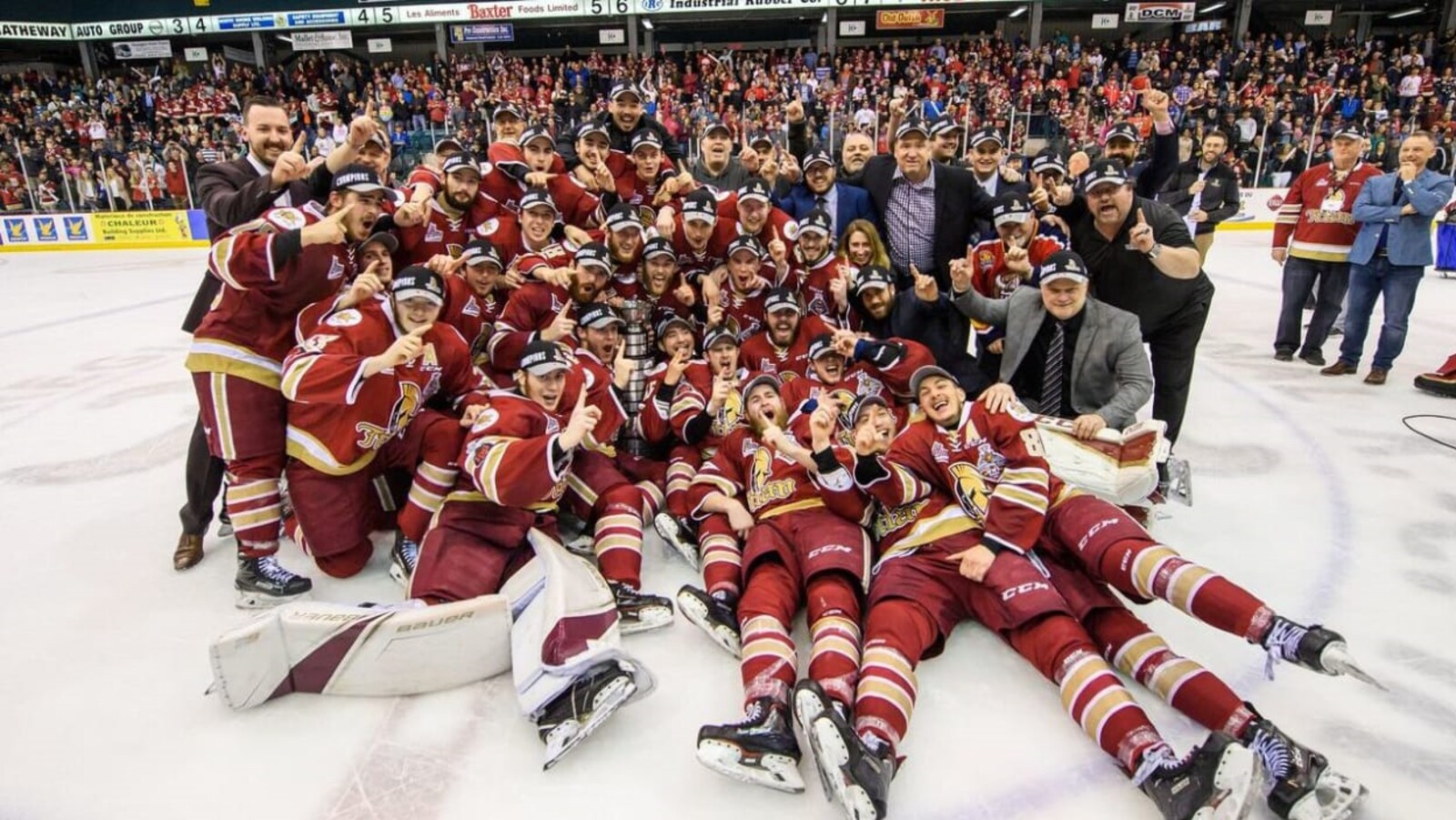 Les joueurs du Titan célèbre leur conquête de la Coupe du Président.