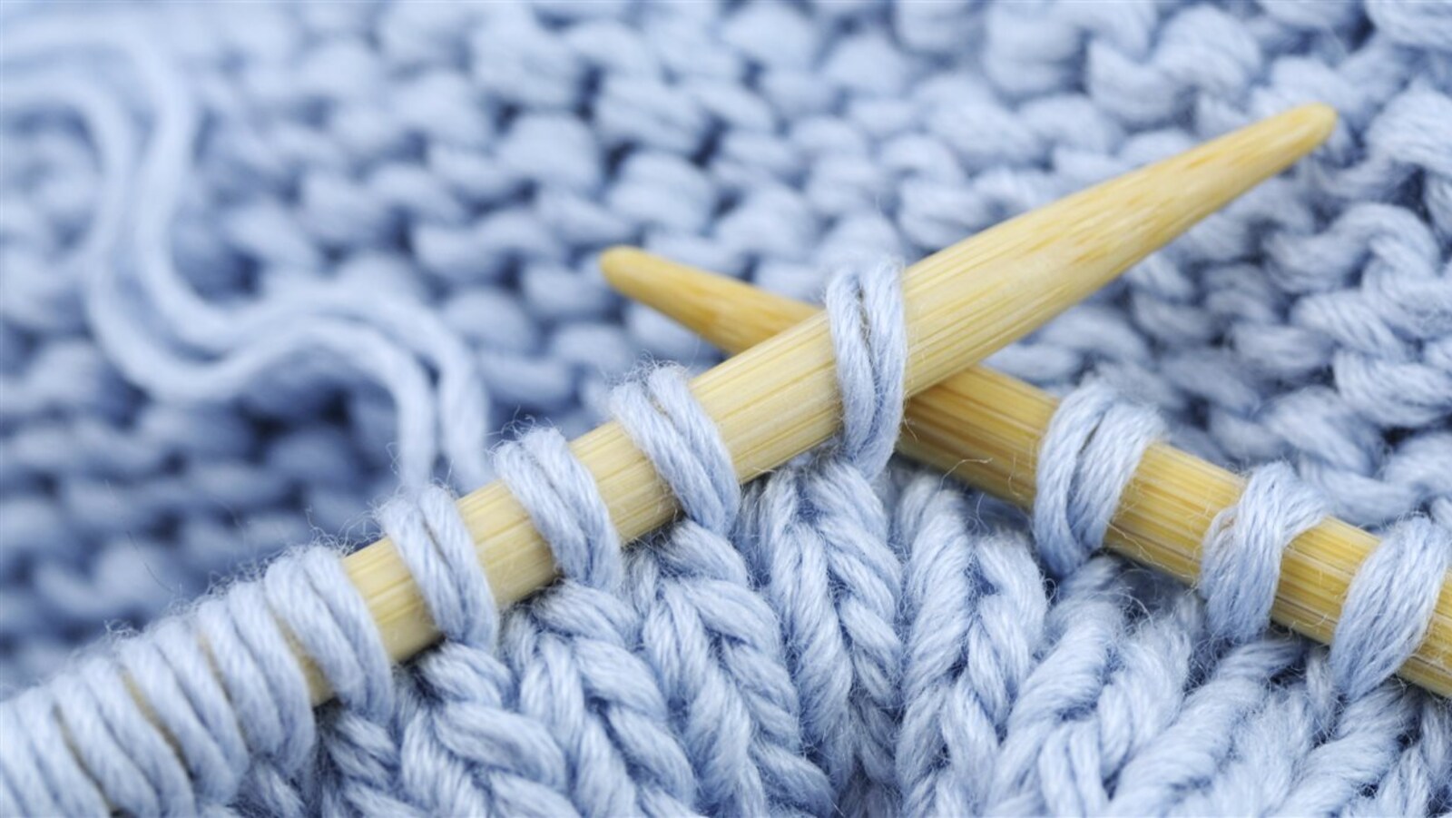 Un tricot de laine bleue.