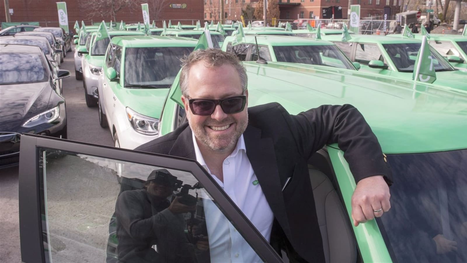 Alexandre Taillefer devant quelques taxis Téo.