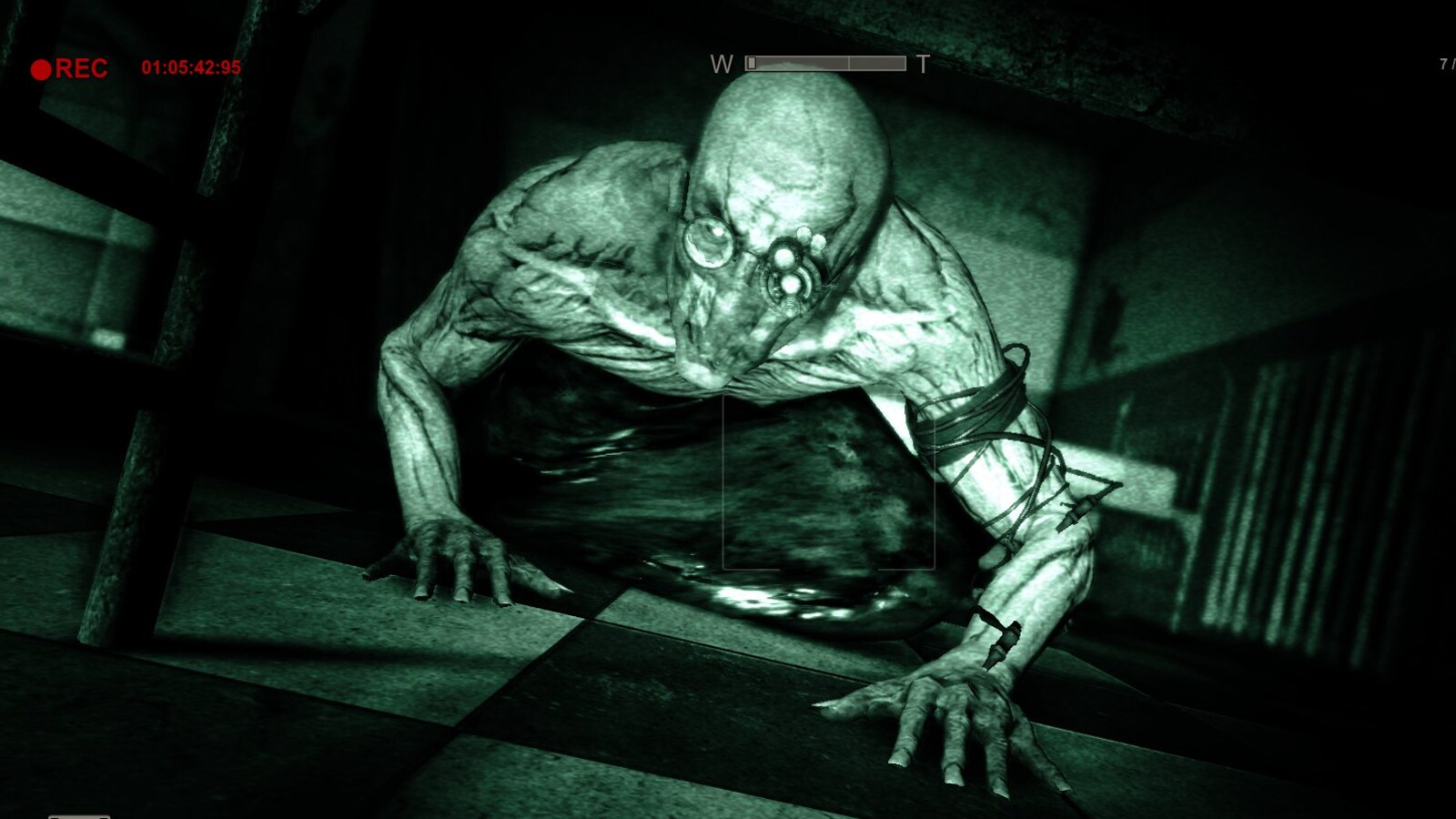 Un monstre rampe sur un plancher.