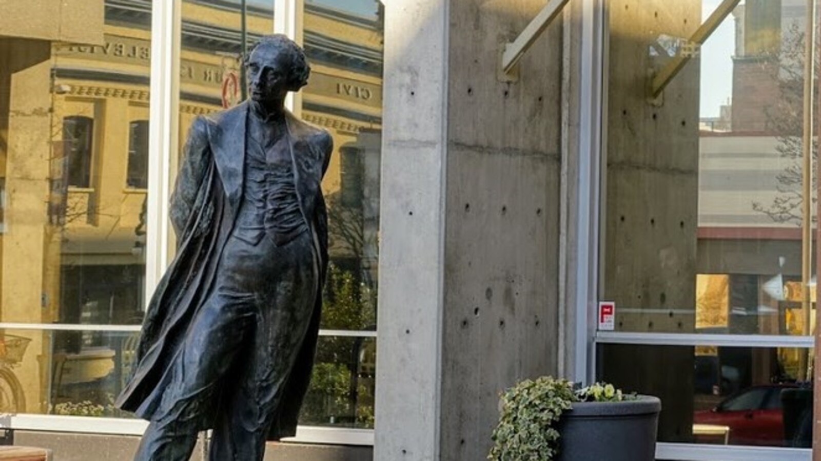 La statue de John A. Macdonald toujours au coeur du débat à Victoria