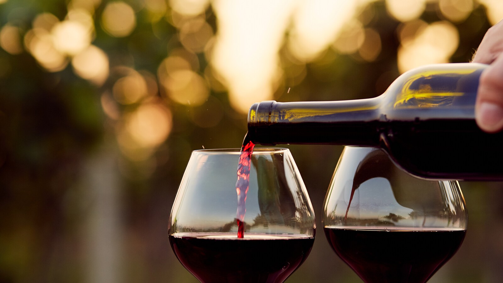 Deux verres de vin rouge