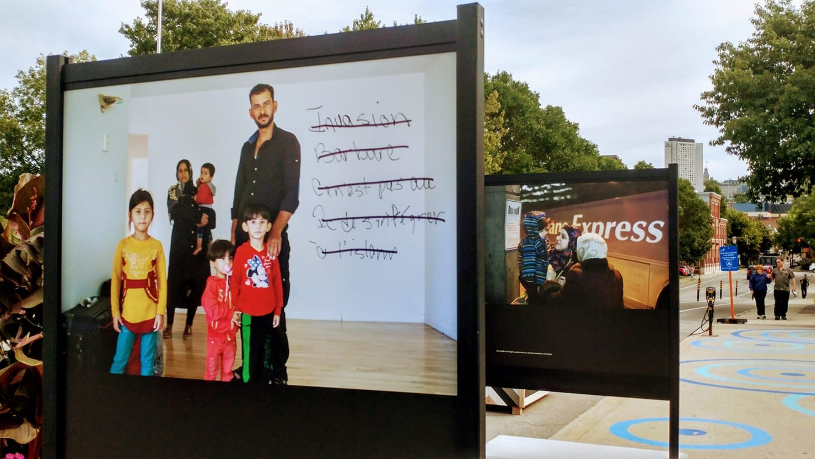 Une photo montrant une famille d'immigrants à Québec vandalisées avec l'écriture : « Invasion barbare, ce n'est pas au Québec de s'intégrer à l'islam. »