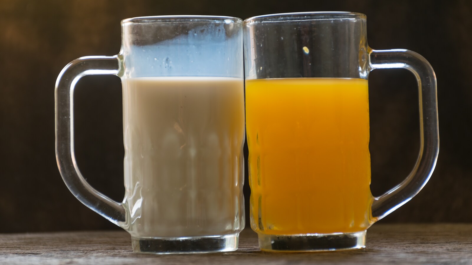 Un verre de lait au chocolat à côté d'un verre de jus d'orange