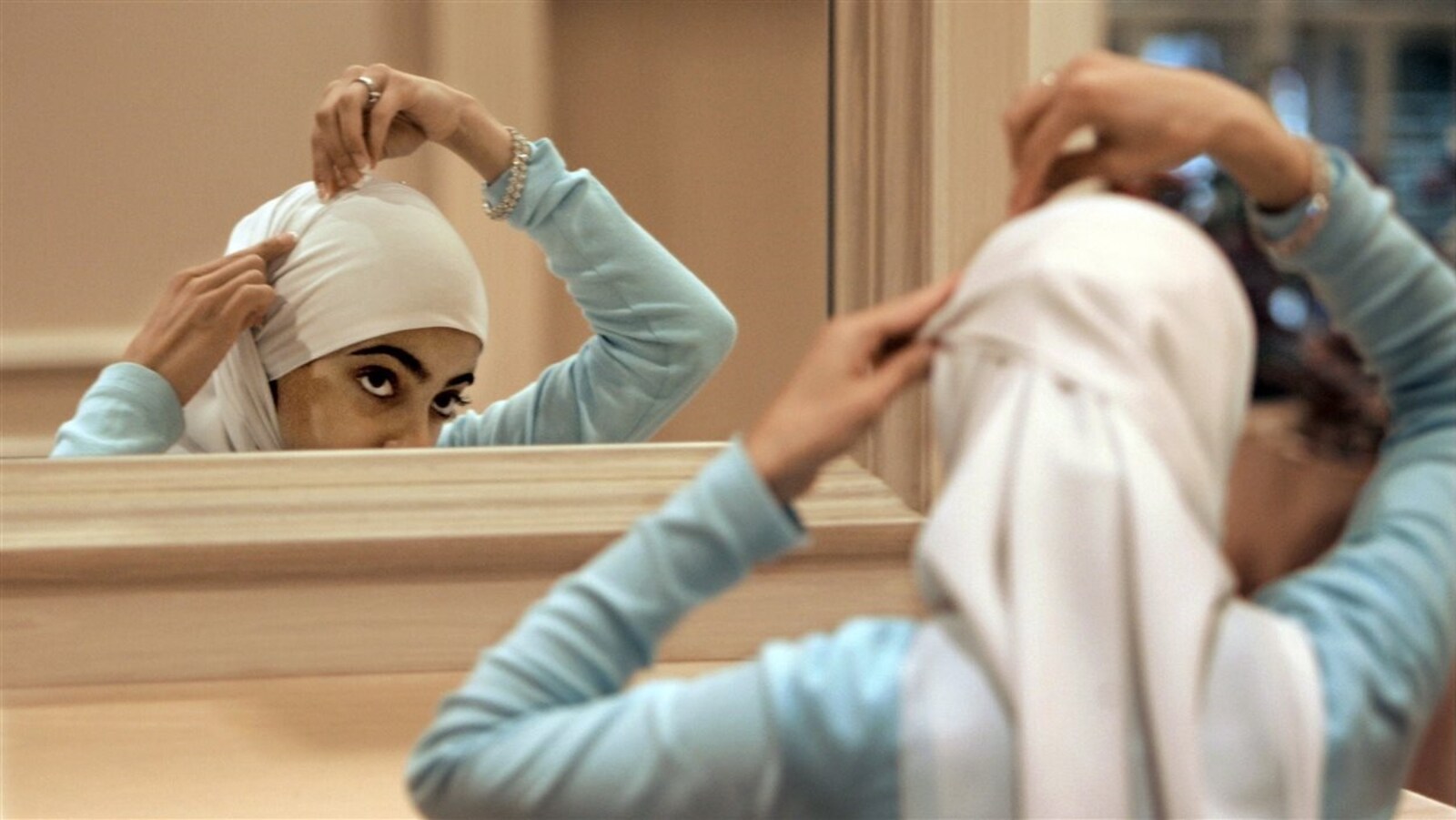 Une femme porte le voile islamique.