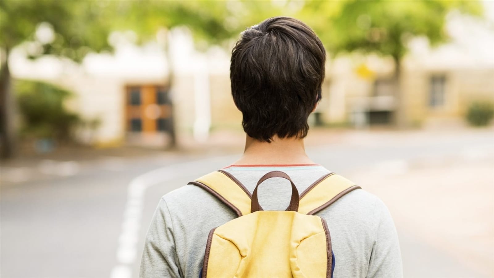 Un étudiant avec son sac à dos