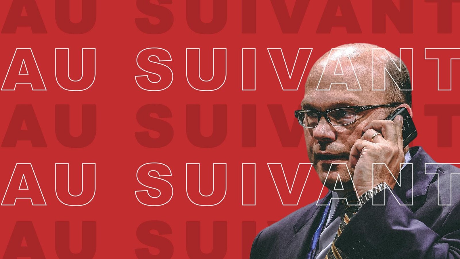 Photo du portrait de Peter Chiarelli, qui parle au téléphone, sur fond rouge avec libellé " Au suivant".