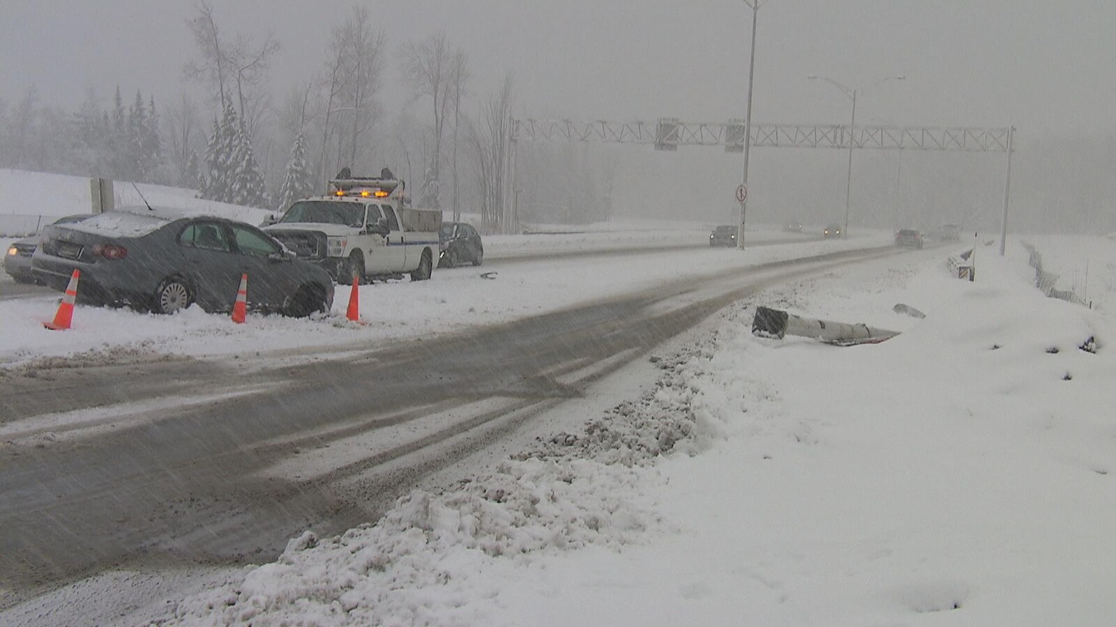 De nombreuses sorties de route sont survenues vendredi, à Sherbrooke, en raison de la tempête.