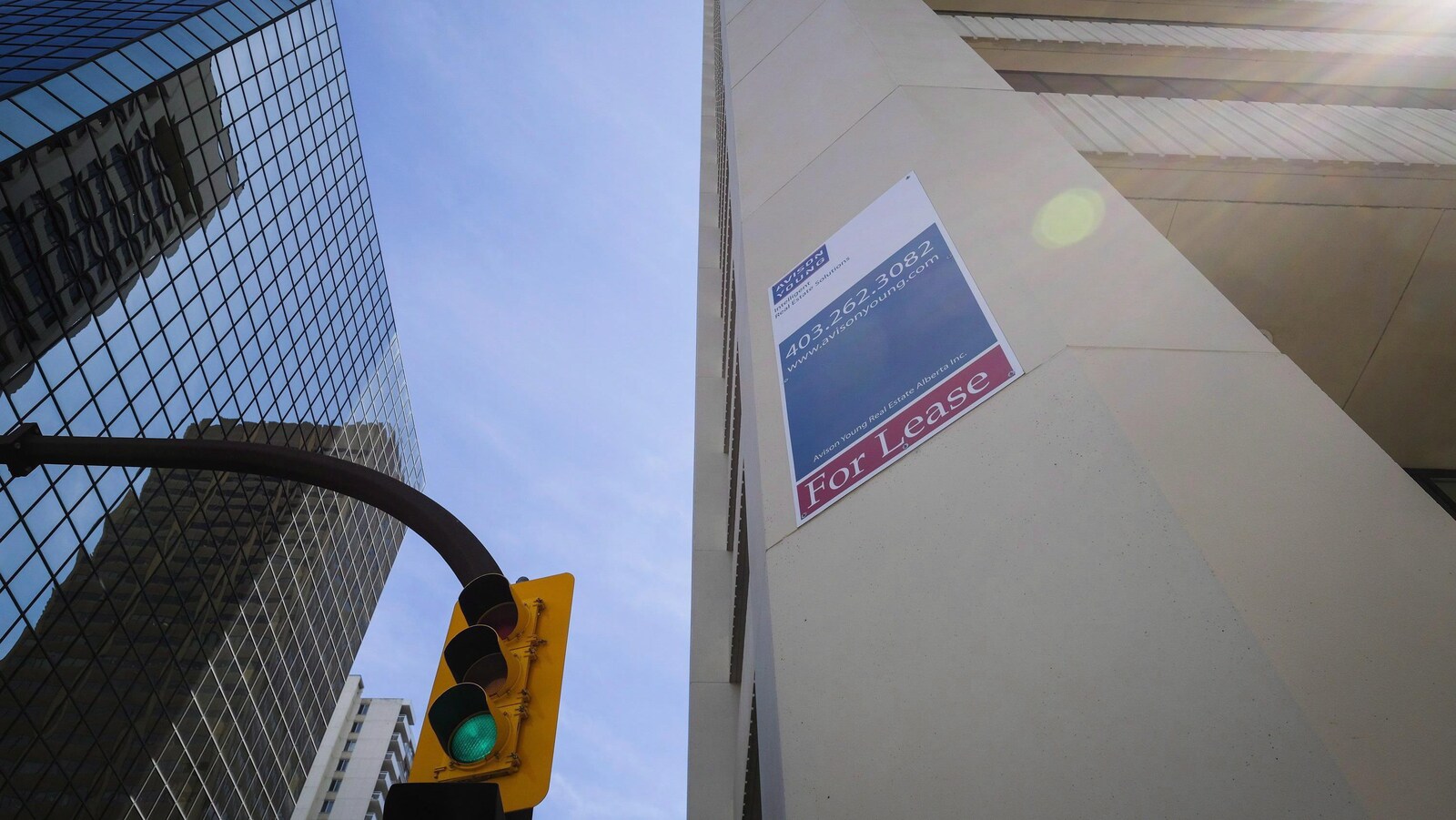 Un panneau à louer est affiché sur une tour de bureaux.