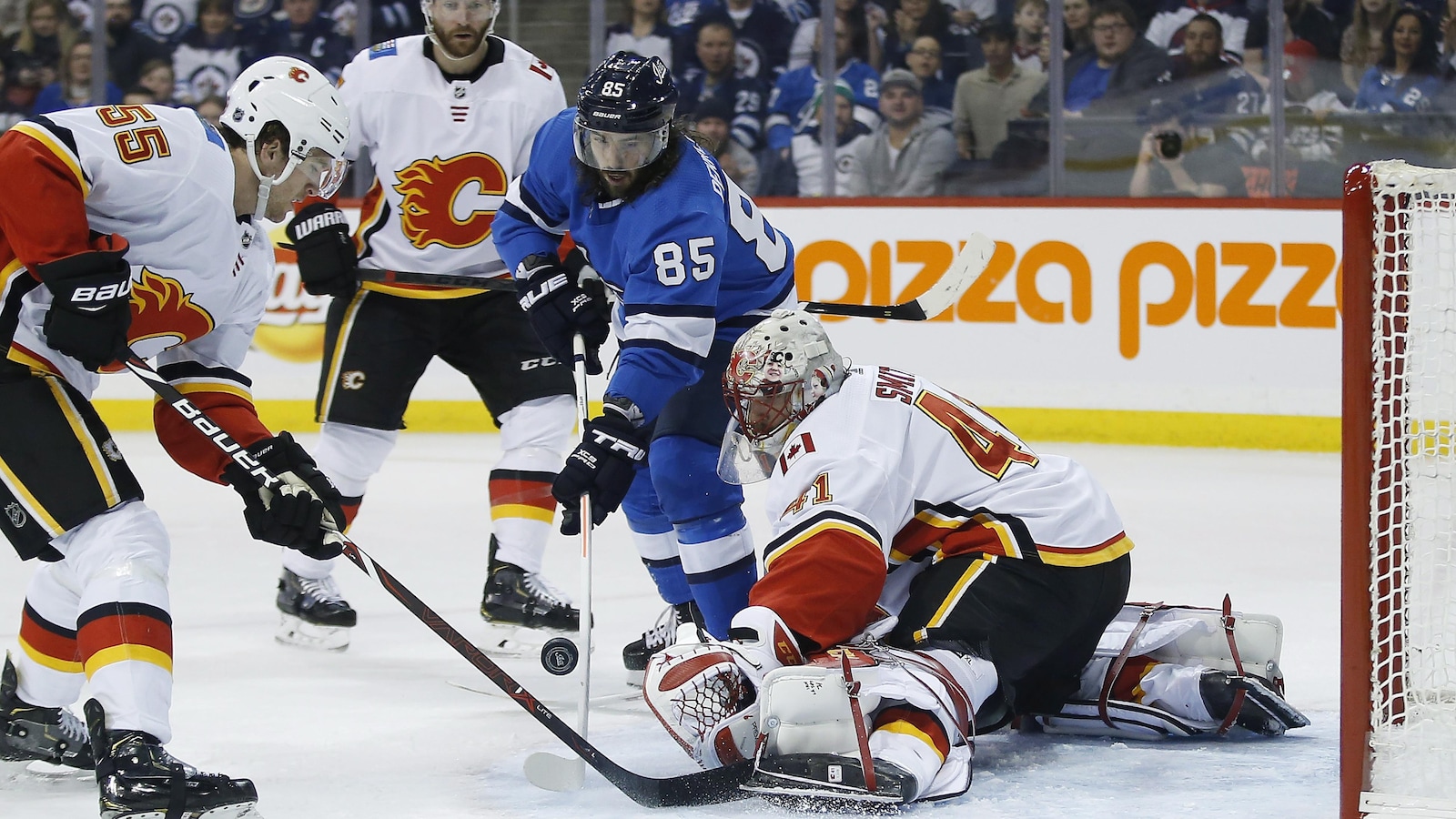 Mathieu Perreault (85) des Jets de Winnipeg, marque un but face au gardien Mike Smith (41) des Flames de Calgary.