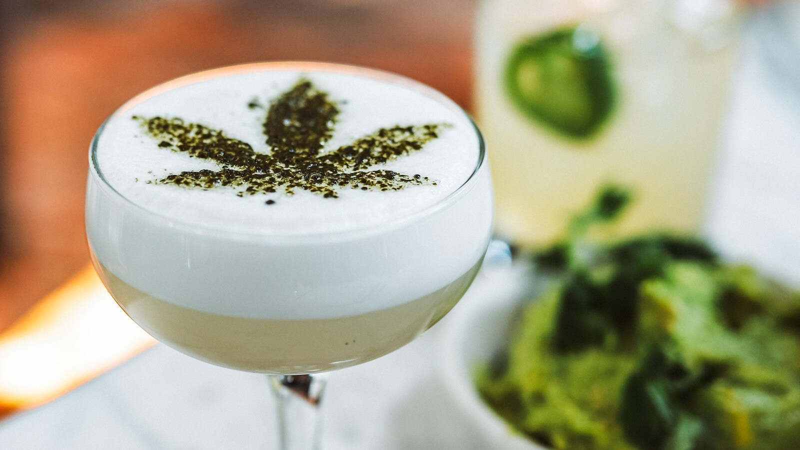 Présentation de plats représentant le cannabis comestible