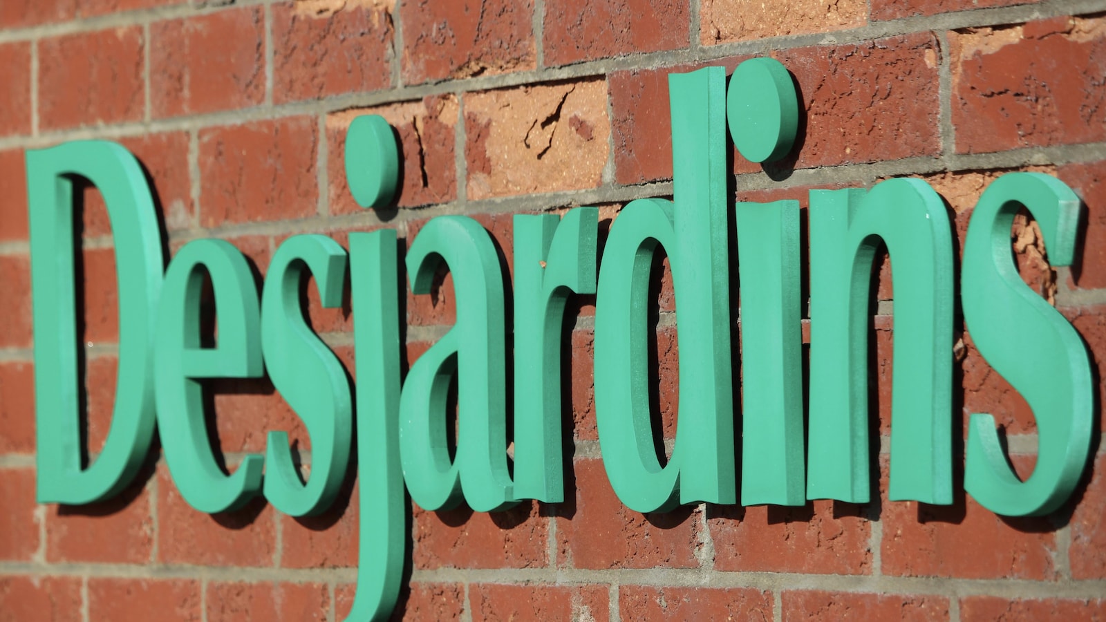 Logo de Desjardins sur un mur de brique