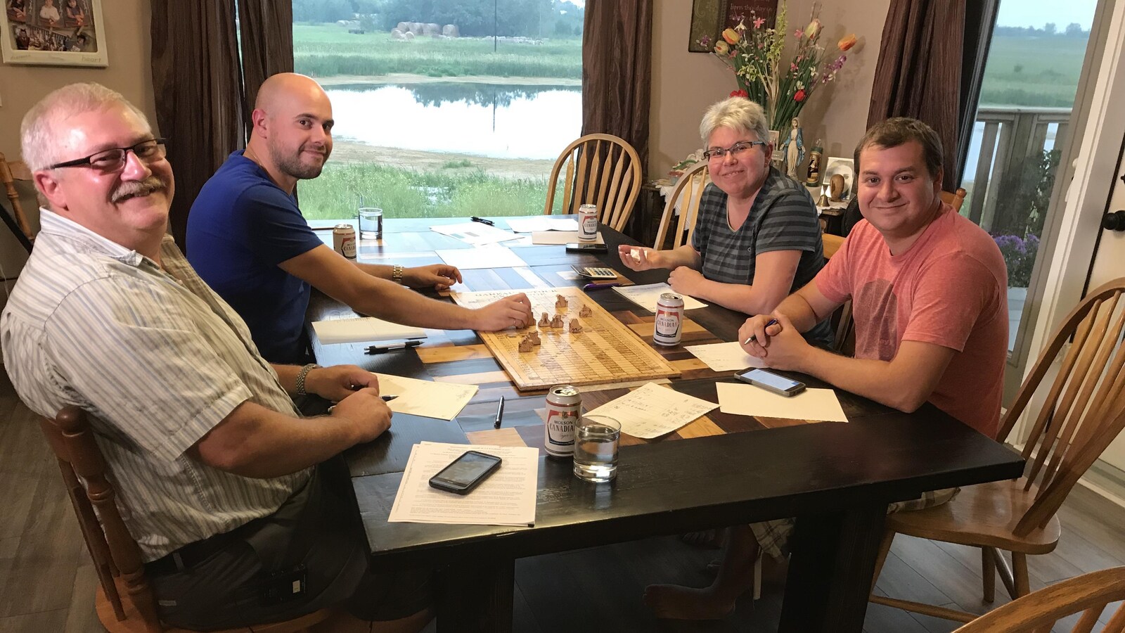 La famille Gareau joue la bourse Gareau autour de la table de cuisine.