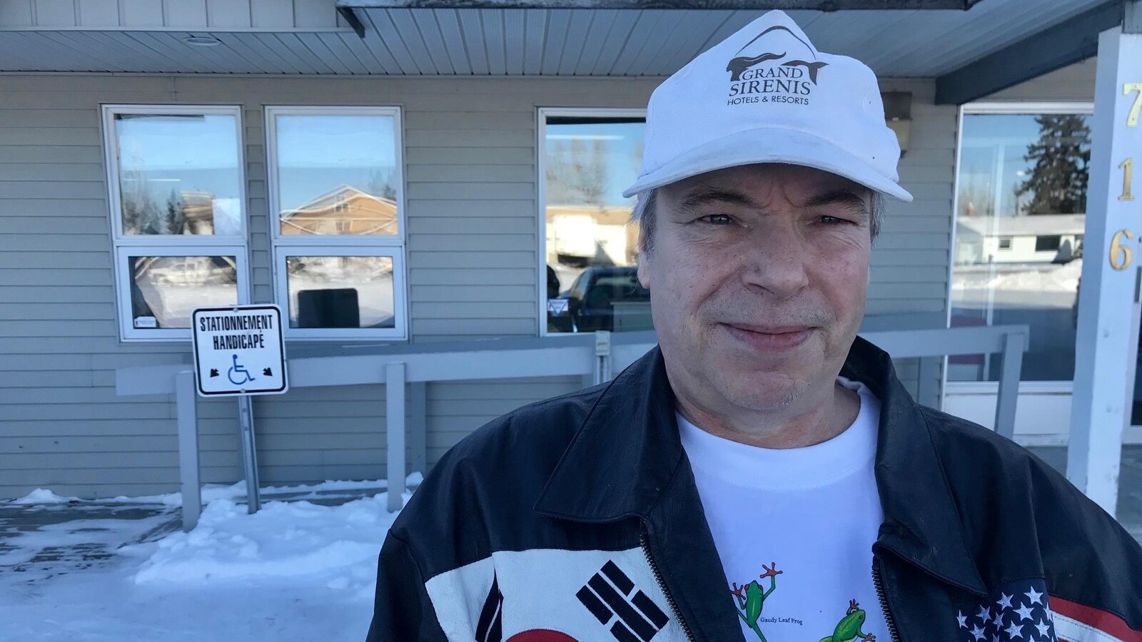 Greg Grenier devant le Centre francophone de Bellevue