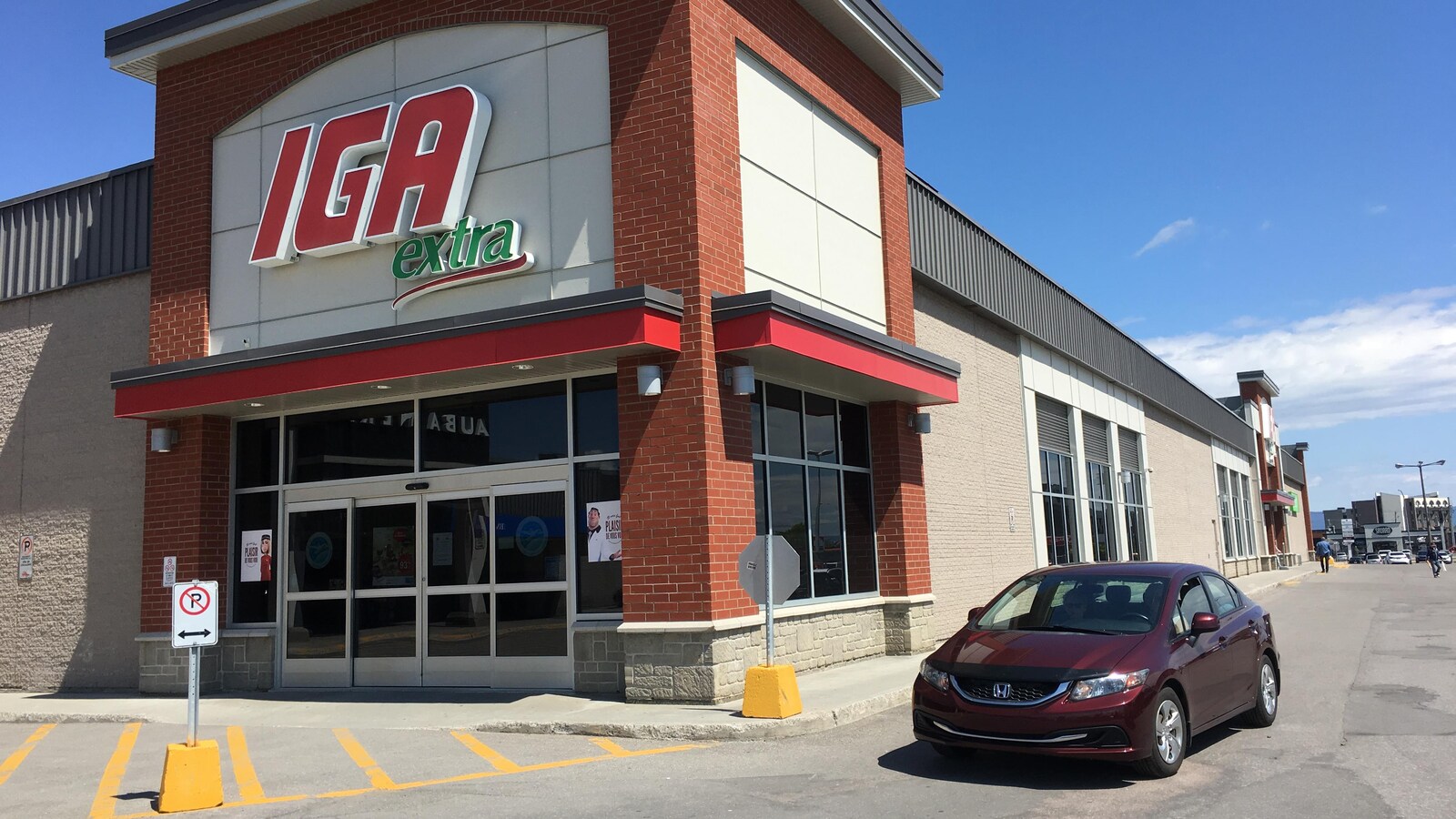 Une voiture est stationnée devant le marché d'alimentation.