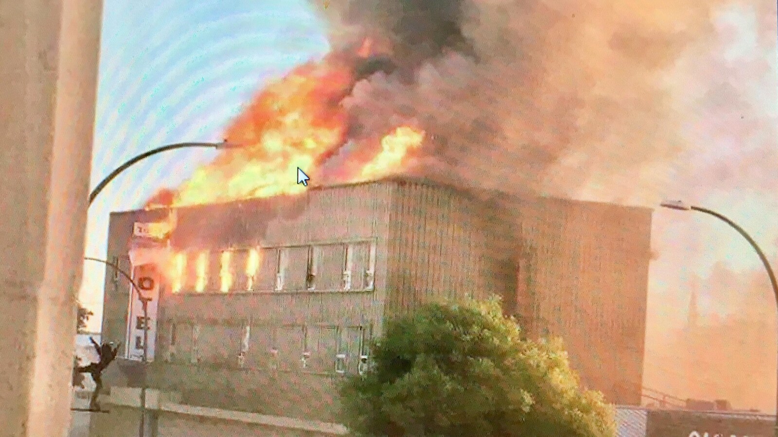 Images de l'hôtel Town Centre de Le Pas, au Manitoba, en train d'être détruit par les flammes.