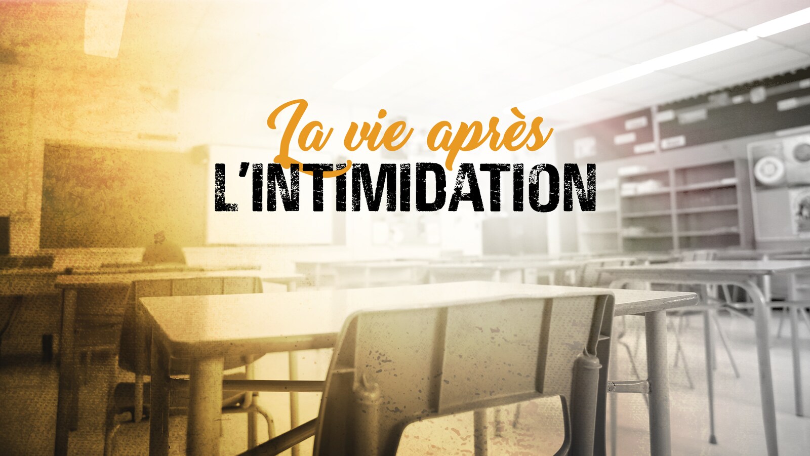 Infographie aux teintes de jaune et de gris. Une salle de classe vide dans une école secondaire. Au centre, une inscription : La vie après l'intimidation.