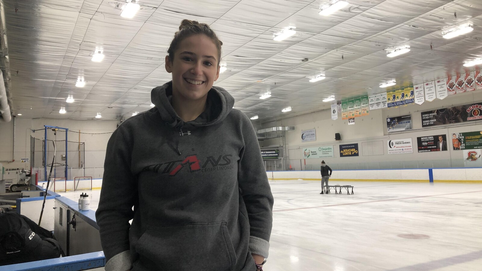 Mahika Sarrazin prend la pose aux abords de la glace vêtu d'un coton ouaté des Titans.