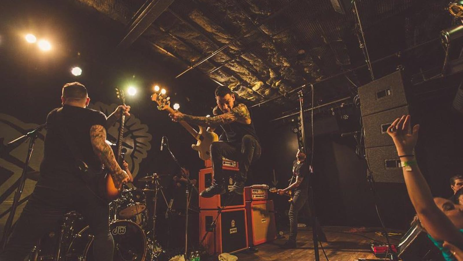 Les membres du groupe MxPx sont sur scène.