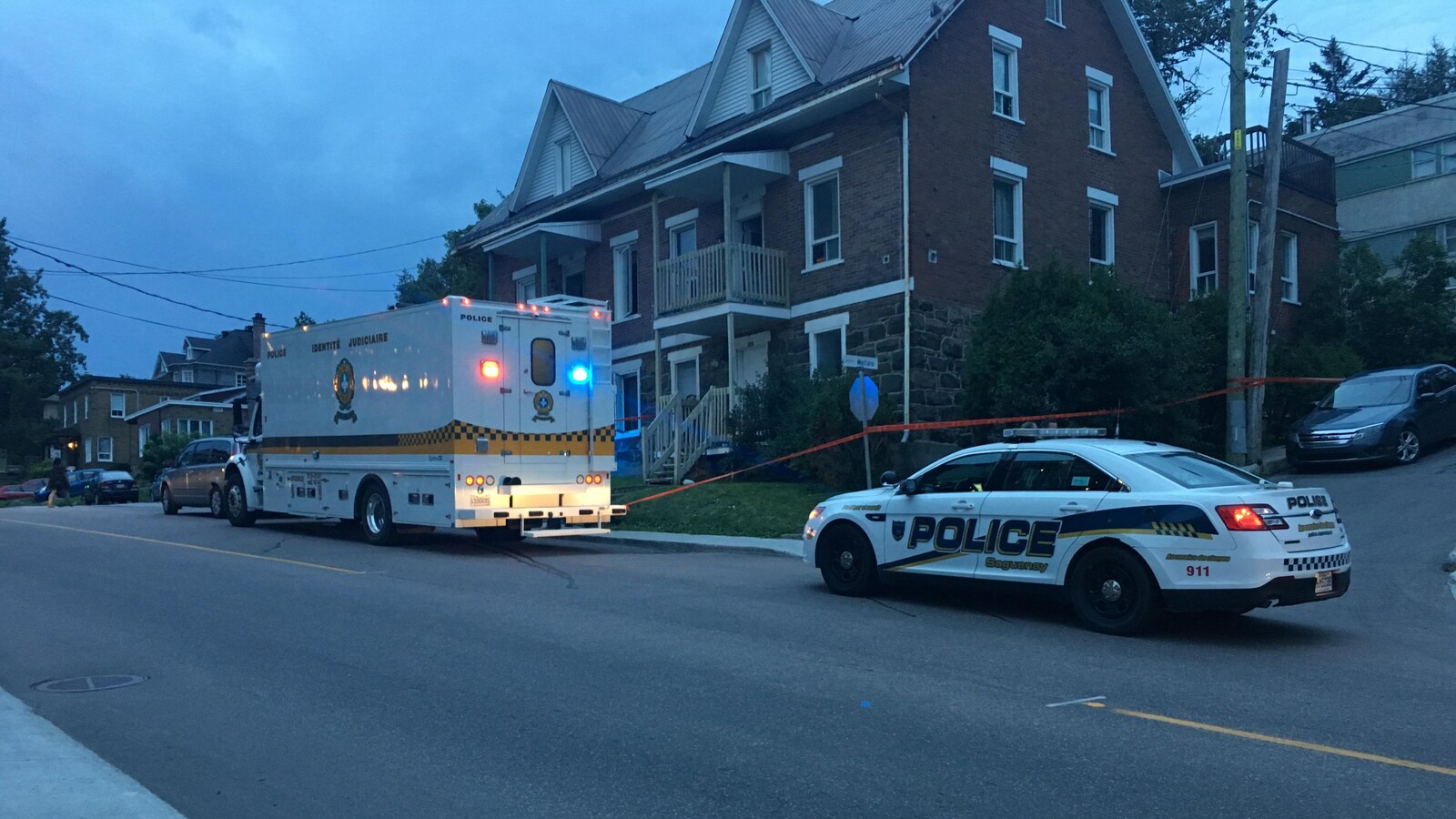 Un véhicule de la Sûreté du Québec et une auto-patrouille de la Sécurité publique de Saguenay
