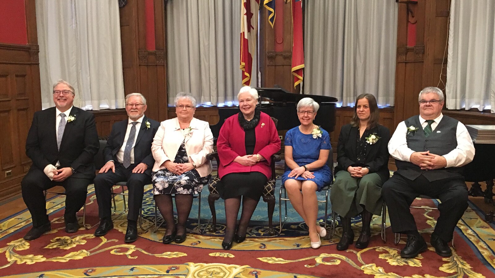 Les six récipiendaires de l'Ordre de la Pléiade. De gauche à droite : François Boileau, Martin Lalonde, Réjeanne Bélisle-Massie, la lieutenante-gouverneure de l'Ontario l'honorable Elizabeth Dowdeswell, Anne Tennier, Audrey Debruyne et François Bazinet. 
