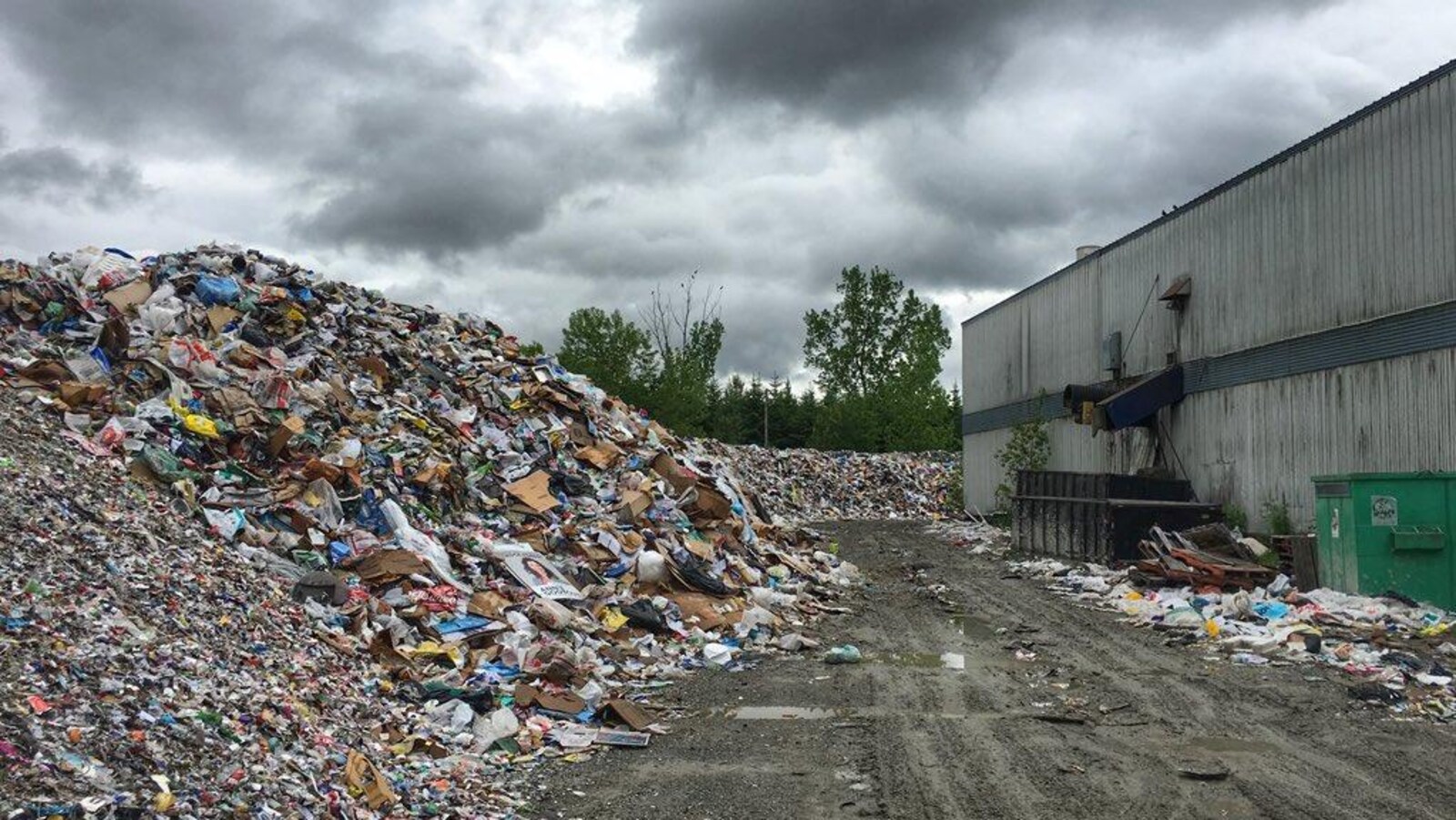 La cour de Récup Estrie déborde.