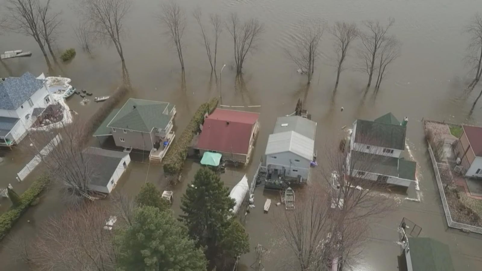 Des maisons entourées par l'eau de la rivière des Outaouais.