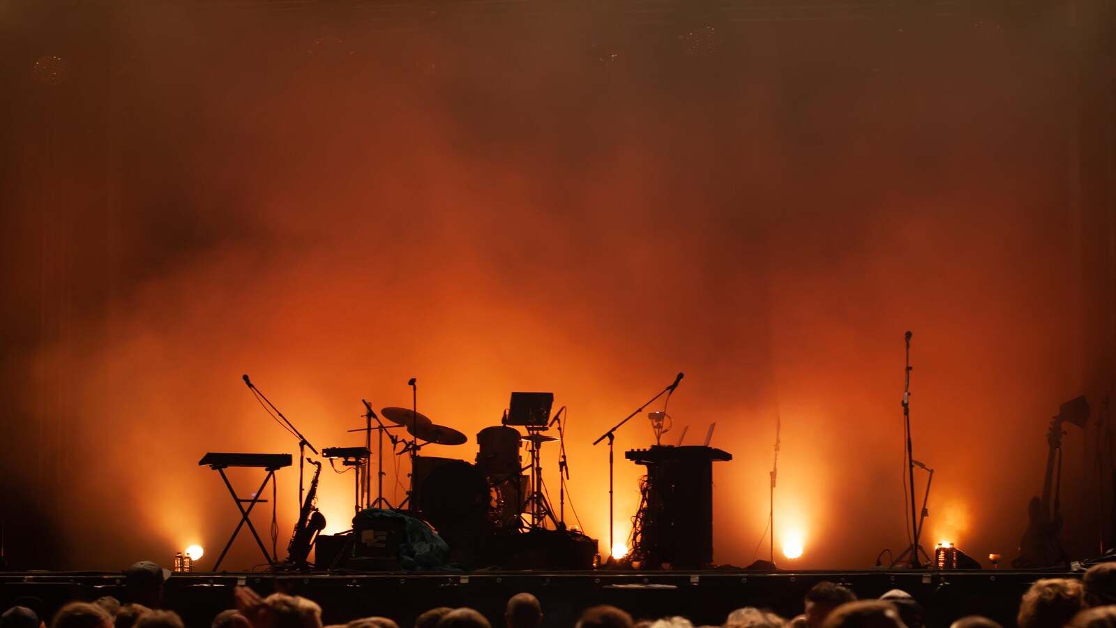La scène de concert est vide.