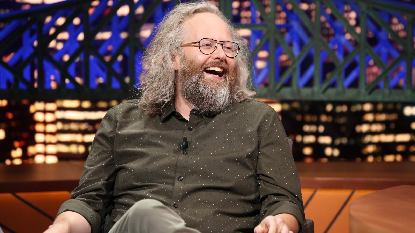 L'humoriste François Bellefeuille sourit sur le plateau de l'émission.