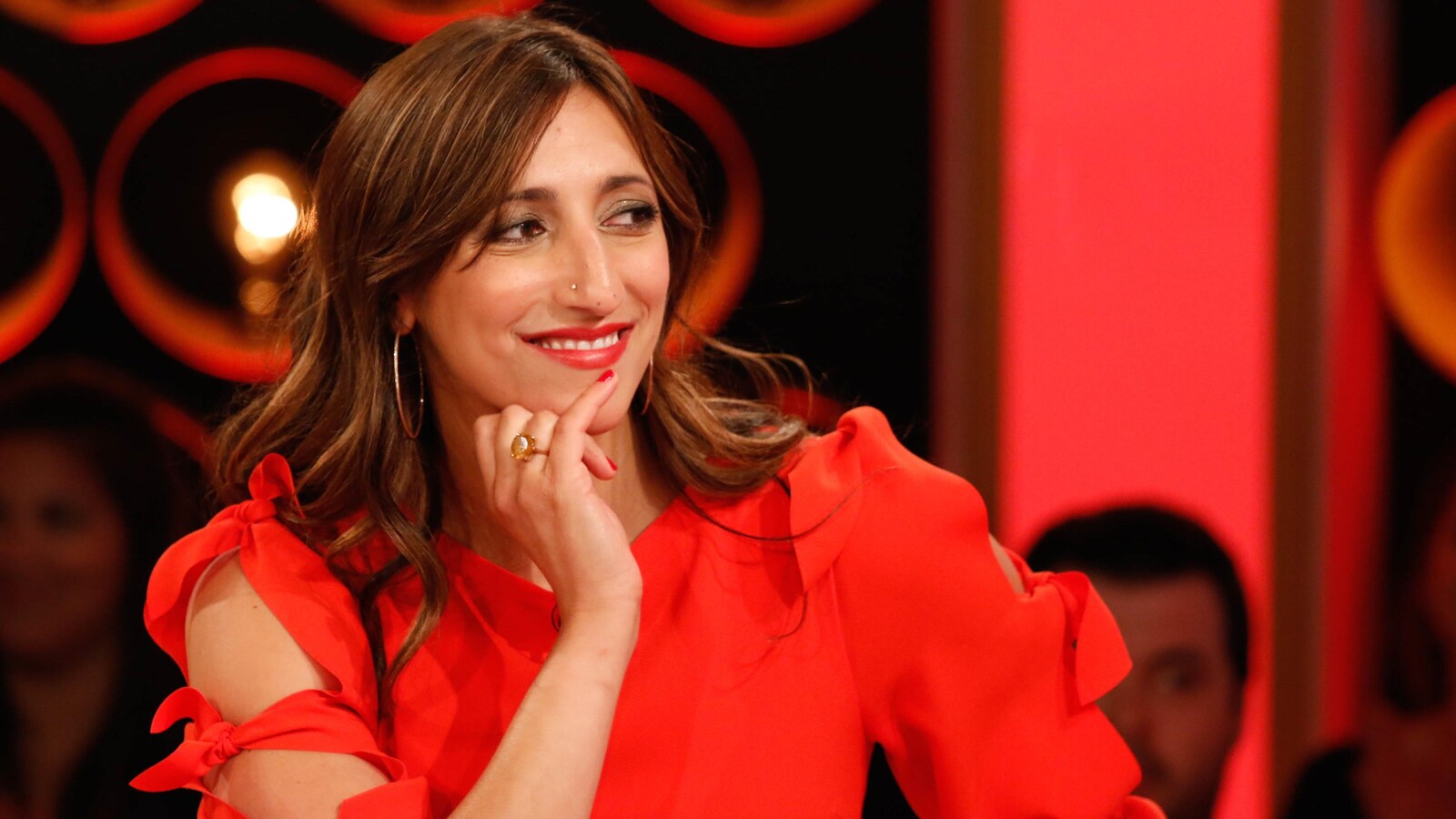 Elle porte une robe rouge.