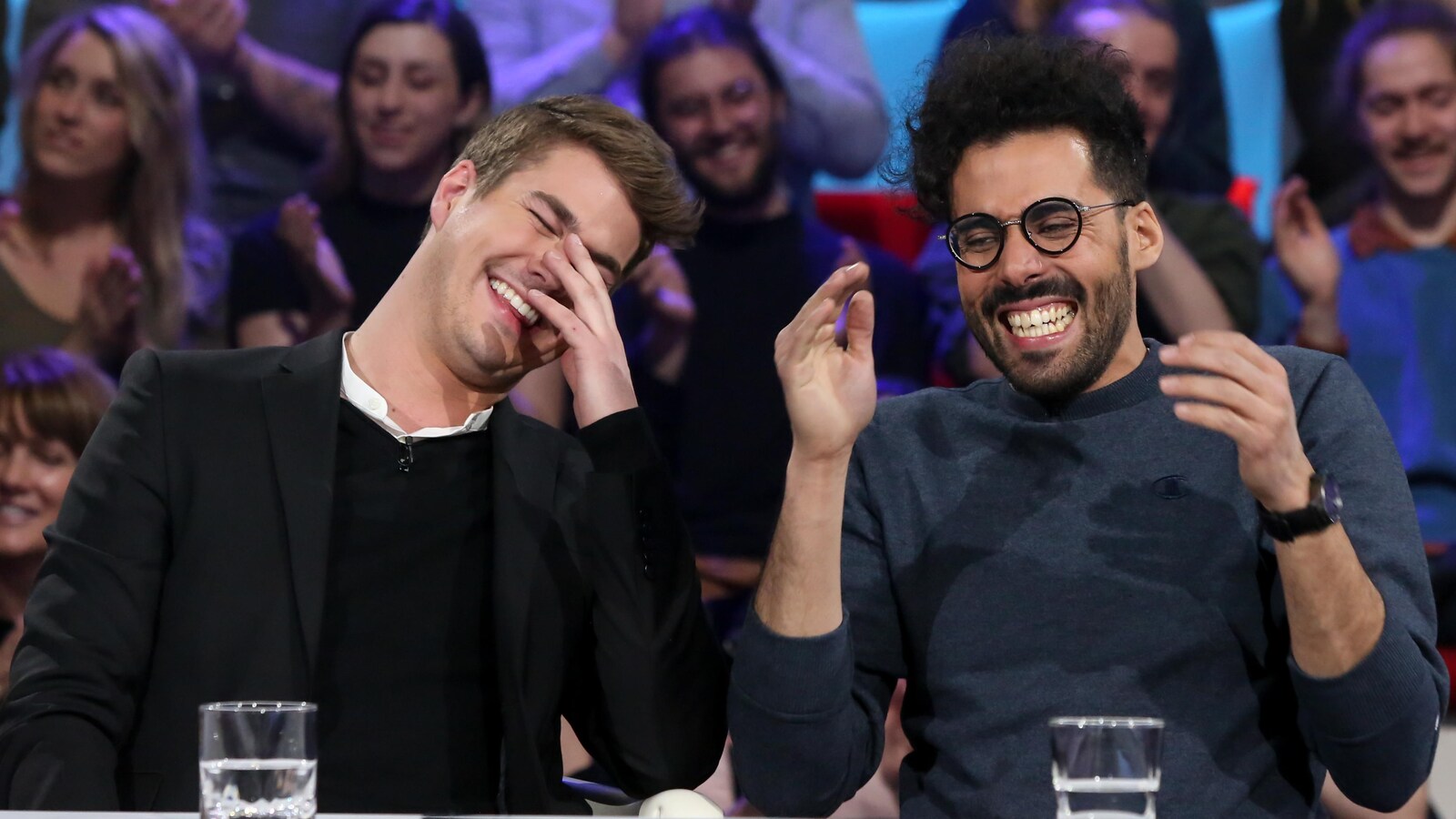 Ils ont un fou rire.