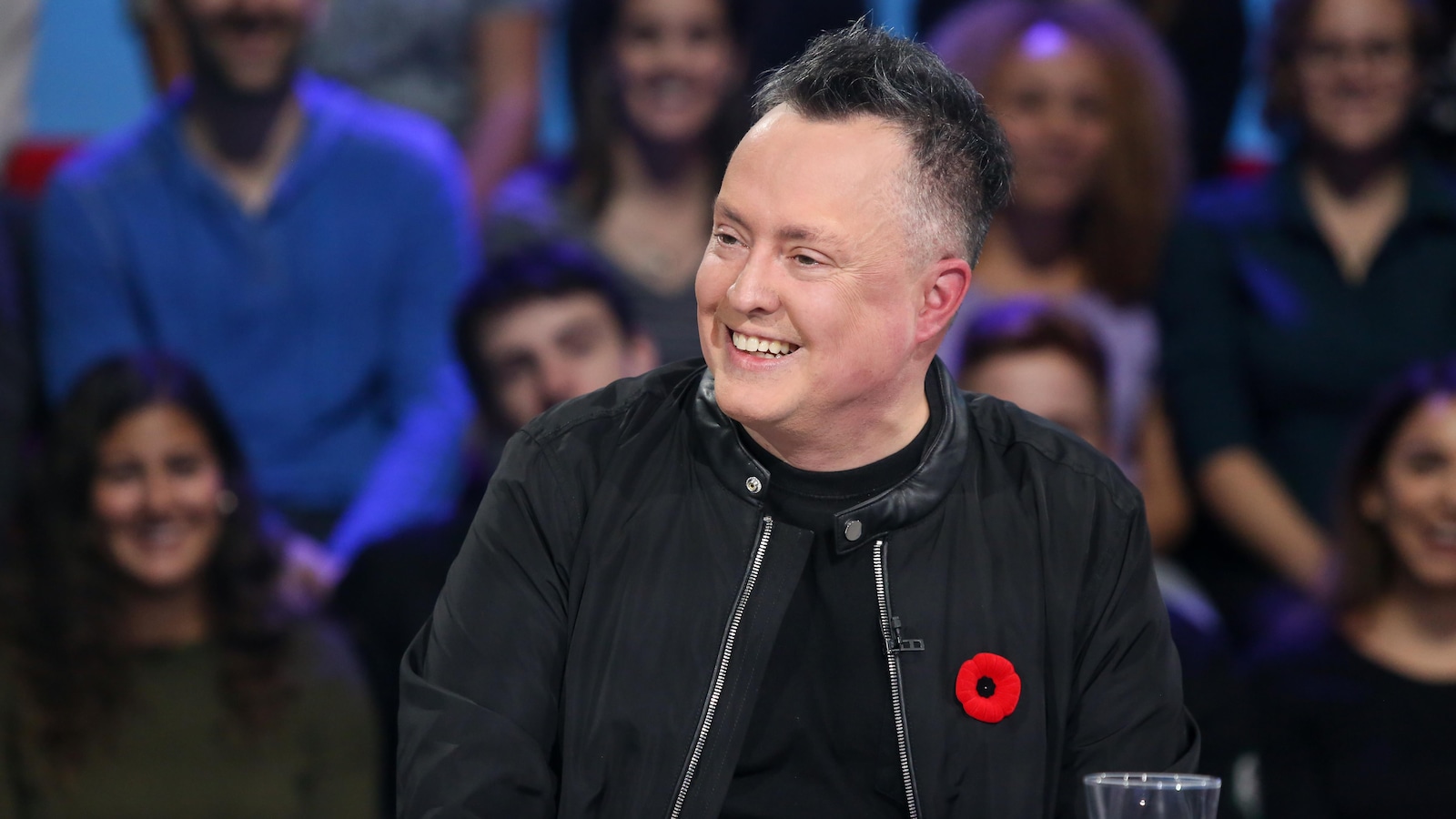 Mike porte un chandail et une veste noirs sur le plateau de l'émission <em>Tout le monde en parle</em>.
