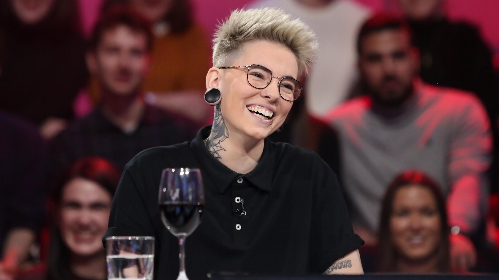 Elle entreprend une série de spectacles.