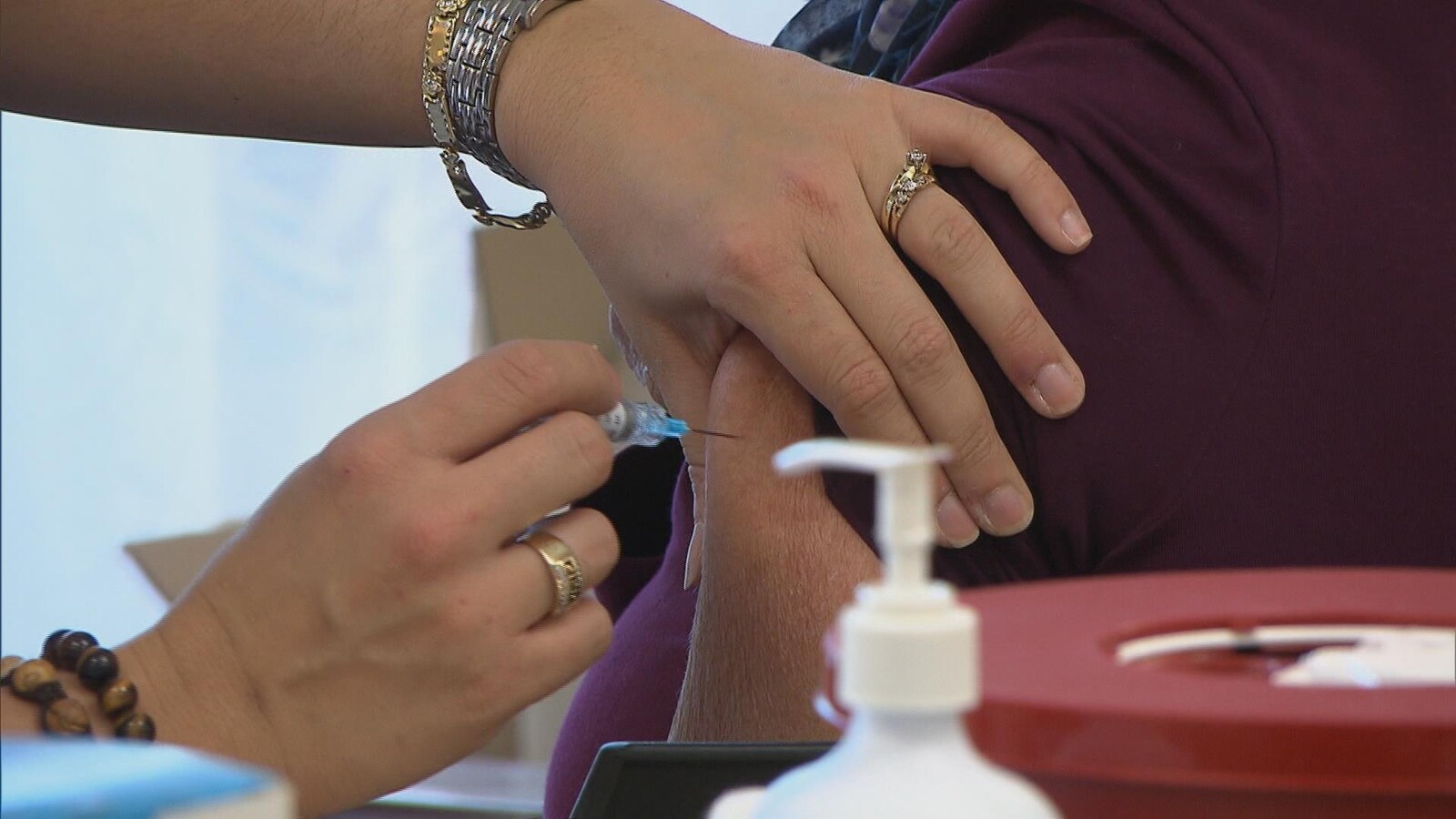 Une patiente reçoit un vaccin