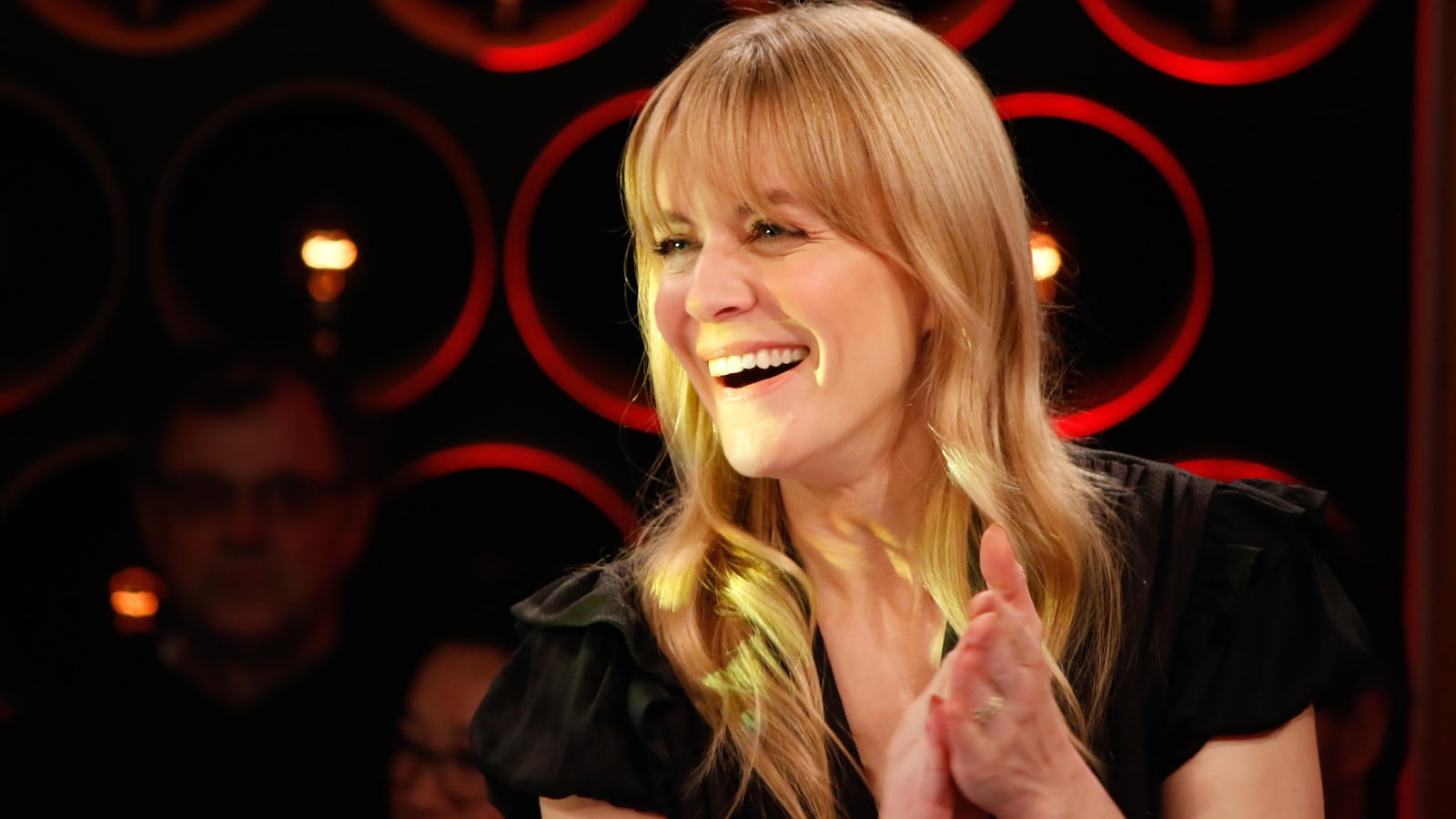 La chanteuse Véronic DiCaire sur le plateau de l'émission Les échangistes