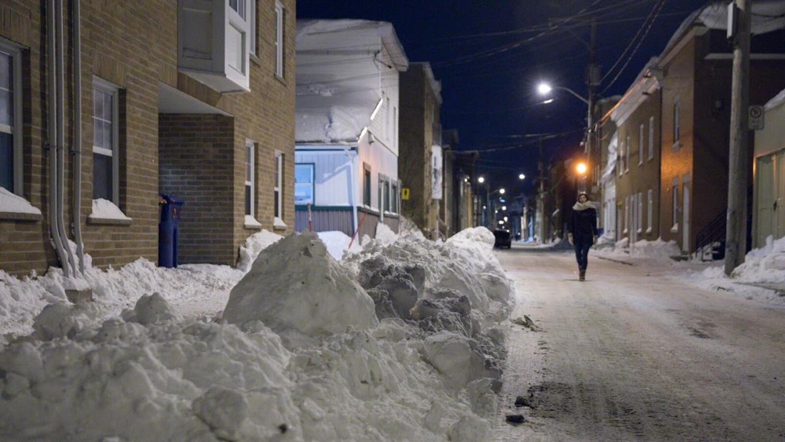 Une rue enneigée de la basse-ville de Québec.