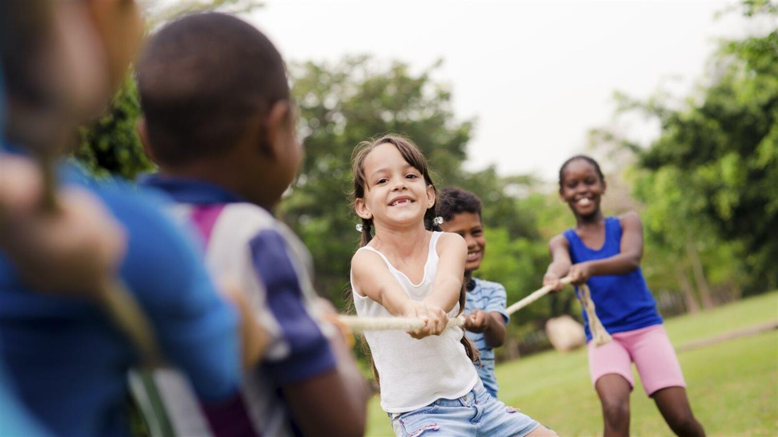 Des enfants jouent au souque à la corde