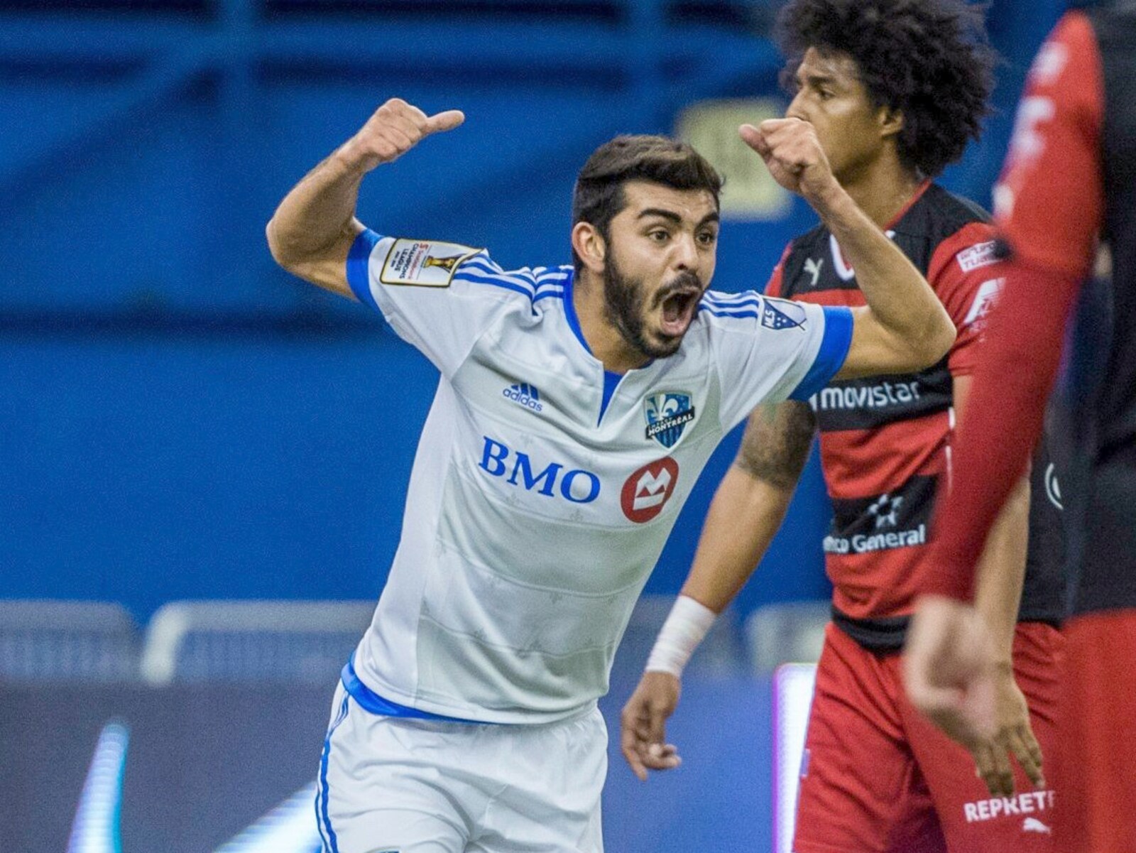 Victor Cabrera lève les bras au ciel après un but lors du match aller de l'affrontement entre l'Impact de Montréal et Alajuelense, en mars 2015.