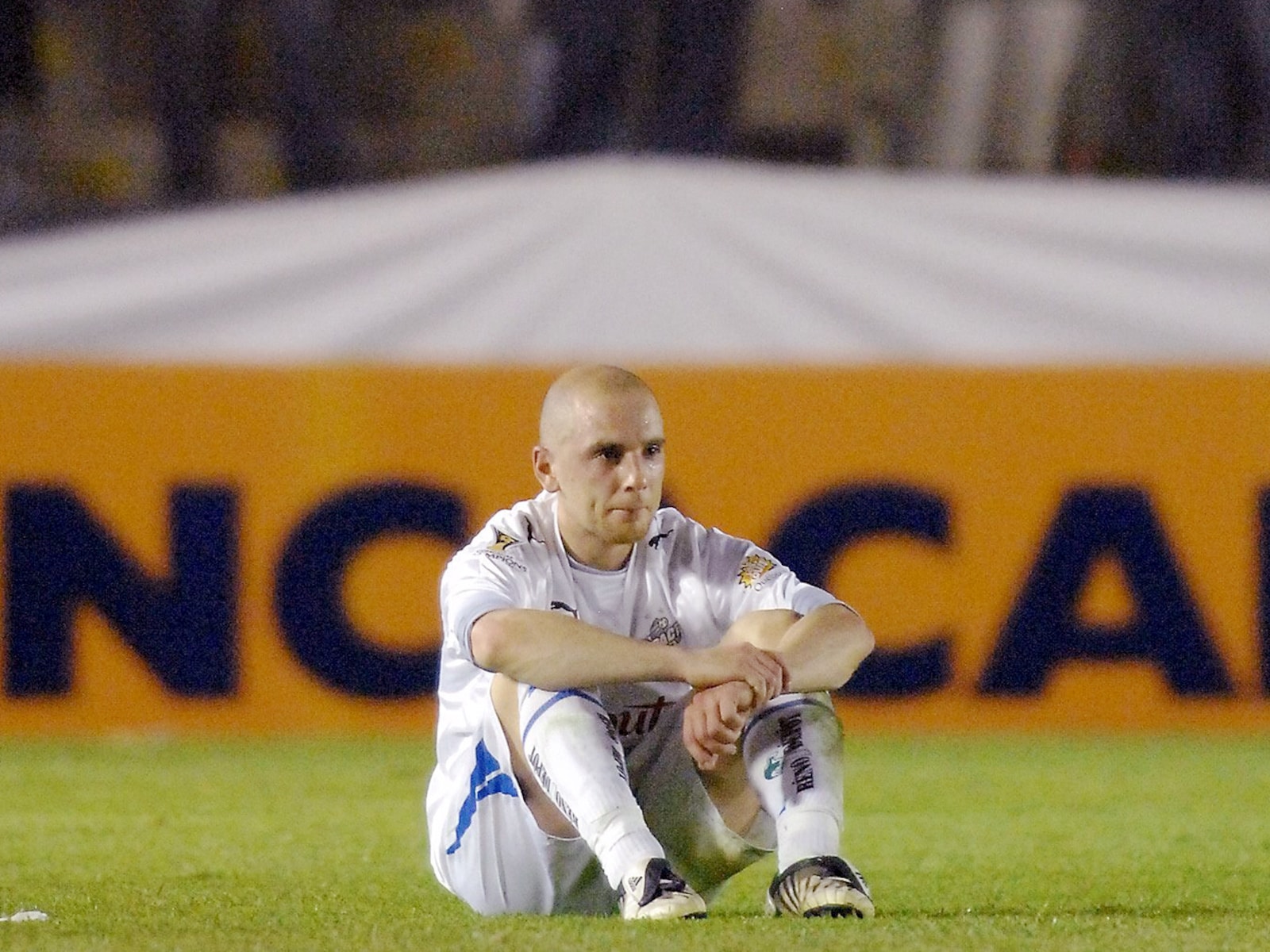 Le joueur Sandro Grande est assis sur le terrain