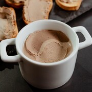 Une mousse de foies de volaille dans un petit pot en porcelaine.