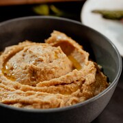 Un bol rempli de purée de châtaignes.