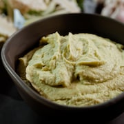 Un bol rempli de purée de chou-fleur.